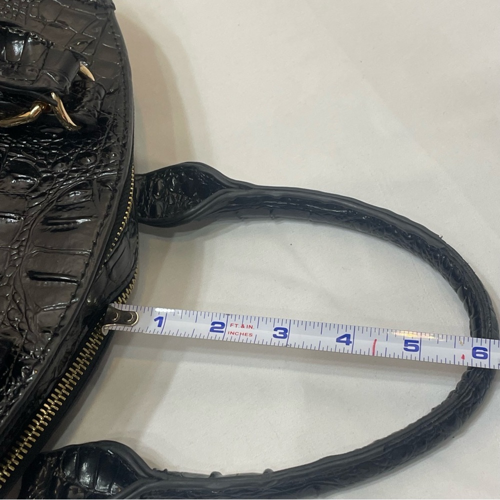 Elegant Black Crocodile-Embossed Women's Handbag. PVC. Dome. Double zip. Used. - Picture 15 of 16